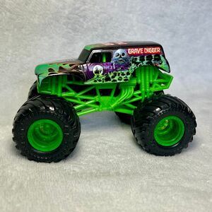 Spin Master Monster Jam COLOR CHANGE Reveal The Steel Grave Digger 1:64 LOOSE